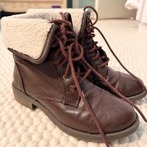 Bass Dark Brown Lace Up Boots with Cream Collar